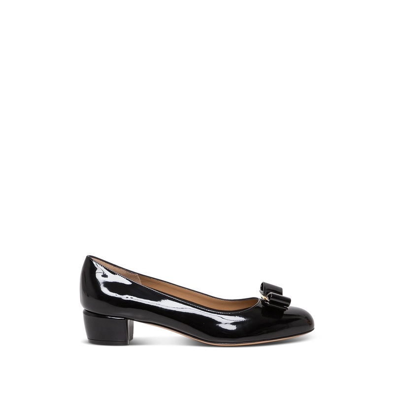 Vara Pumps in Black Patent Leather with Bow