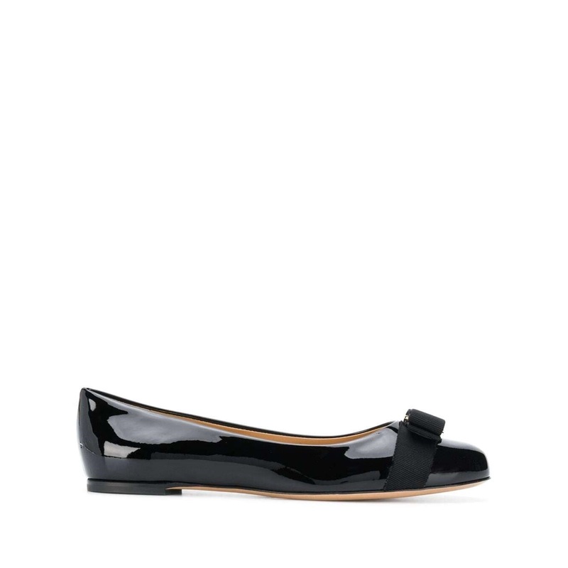 ‘Varina’ Black Ballet Shoes with Engraved Logo on the Bow in Patent Leather Woman